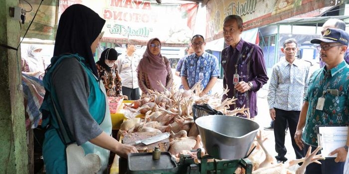 Kepala Dinas Ketahanan Pangan dan Pertanian Kota Kediri, Moh.Ridwan, saat melakukan sidak di Pasar Setonobetek. Foto: Ist.