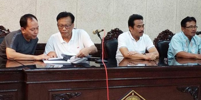 Bupati Sambari didampingi Wabup Qosim, Kepala BPBD Tarso, dan Kepala Inspektor Edy Hadisiswoyo saat konferensi pers terkait penanganan Kali Lamong. foto: SYUHUD/ BANGSAONLINE