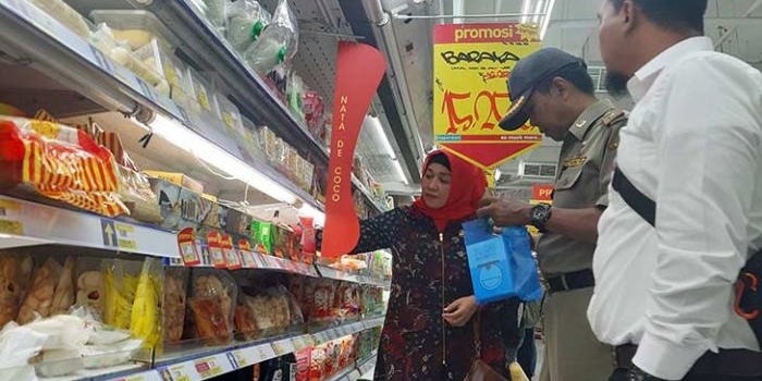Indah Wahyuni Kabid Sumber Daya Kesehatan Dinkes dan Nurbaida Kabid Metrologi dan Perlindungan Konsumen Dinas Perdagangan saat memeriksa mamin di Bangkalan Plaza, Selasa (28/05/2019). foto: FAUZI/ BANGSAONLINE