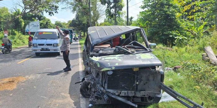 diduga-ngebut-mobil-minibus-tabrak-truk-di-jalan-raya-torjun-sampang-2-orang-luka-berat