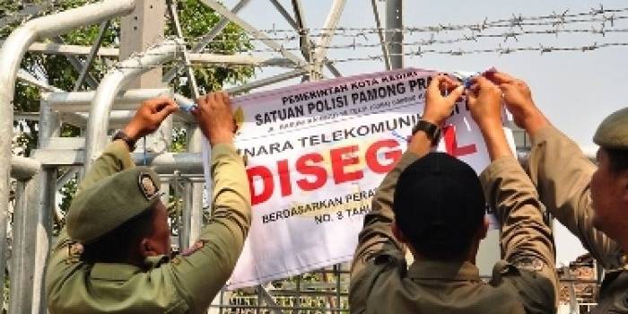 ?

Petugas Satpol PP Kota Kediri saat menyegel bangunan menara tower di lingkungan Tirtoudan Kelurahan Tosaren Kota Kediri. Foto:arif kurniawan/BANGSAONLINE