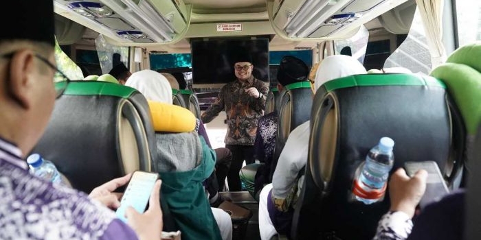 lepas-keberangkatan-cjh-bupati-dhito-bekali-jemaah-sambal-pecel-dan-titip-doa-untuk-kediri