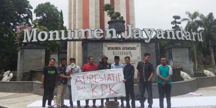 Mahasiswa yang tergabung dalam Solidaritas Mahasiswa Sidoarjo menggelar aksi di depan Monumen Jayandaru Alun-Alun Sidoarjo.