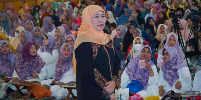 Khofifah Indar Parawansa saat mengisi acara Ngaji Ngabuburit Ramadhan GenZi 1445 H di Masjid Nasional Al Akbar Surabaya, Sabtu (6/4/2024). Foto: istimewa