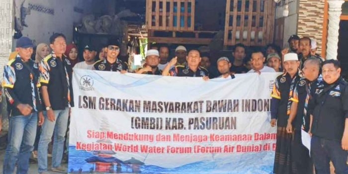 LSM GMBI Kabupaten Pasuruan saat menyatakan dukungan terkait WWF atau World Water Forum ke-10 di Bali.