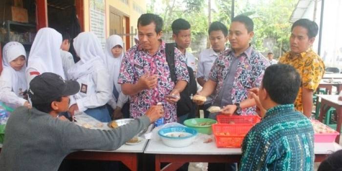 SIDAK: Tiga petugas dari Dinkes Bojonegoro melakukan sidak makanan di beberapa sekolahan di Kecamatan Baureno. Diduga, beberapa jajanan yang dijual itu mengandung zat ber bahaya. Foto: Eky Nurhadi/BangsaOnline.com