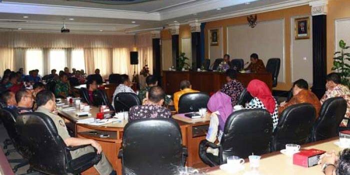 Suasana coffee morning yang mengumpulkan 77 Kepala SKPD di Ruang Sasana Nayaka. (haris/BANGSAONLINE)