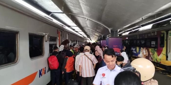 Suasana peron Stasiun Malang