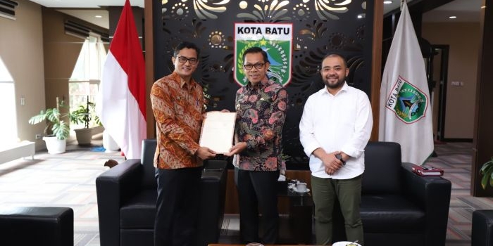 badan-pertanahan-serahkan-6-sertifikat-aset-redistribusi-tanah-kepada-pemkot-batu
