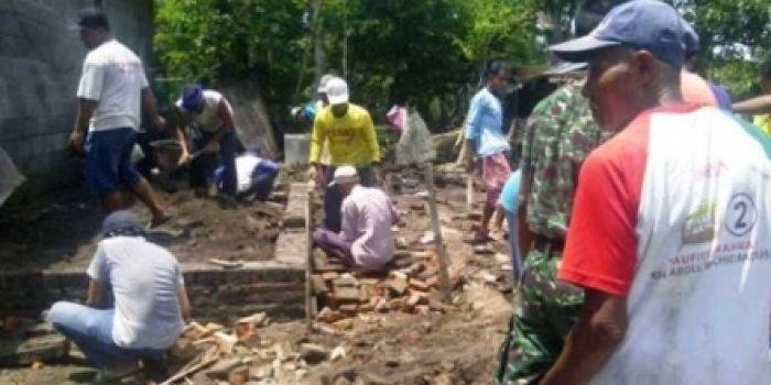 Warga dibantu aparat TNI-Polri dan perangkat desa goton royong membangun lagi rumah janda yang roboh. foto: soewandito/BangsaOnline.com