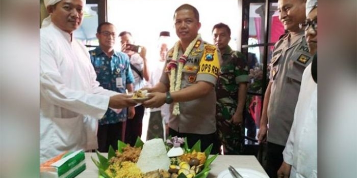 Kapolres Sampang bersama Ulama saat peresmian Pembangunan Polsek Tambelangan.