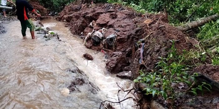 Kondisi tangkis/tanggul sungai di Desa Joho Kecamatan Semen yang ambrol usai diterjang banjir. Foto: Ist.