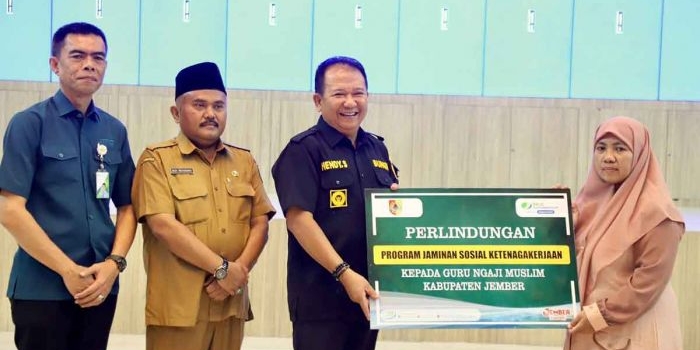 Bupati Jember, Hendy Siswanto, saat menyerahkan insentif untuk guru ngaji.