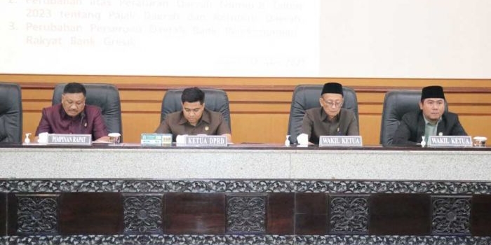 enam-fraksi-dprd-gresik-sampaikan-pu-atas-3-raperda-prakarsa-pemkab