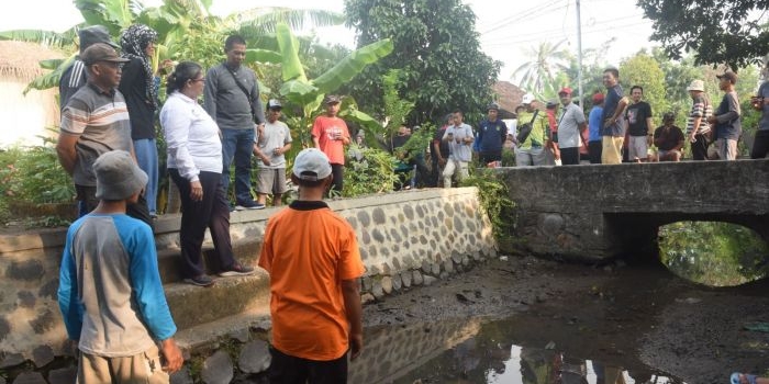 Pj Wali Kota Kediri Zanariah saat meninjau pelaksanaan kerja bakti di sungai yang membelah pemukiman warga. (Ist)