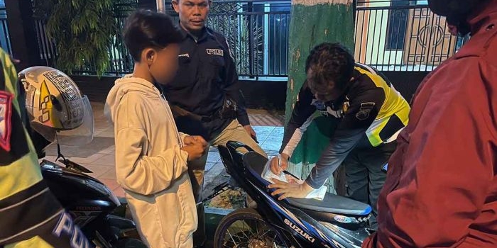 Polisi di Pamekasan saat mengamankan kendaraan berknalpot brong.