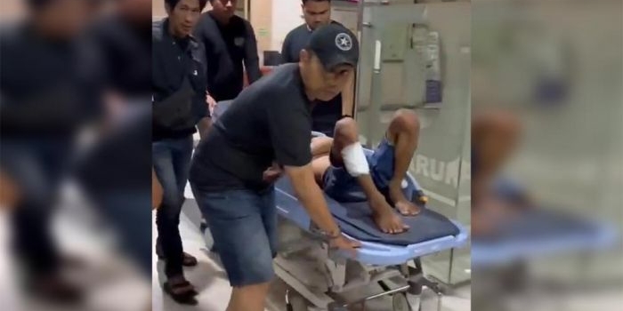 Petugas saat mengamankan pelaku dengan kondisi betis kanan diperban setelah dihadiahi timah panas karena berusaha melawan saat ditangkap. Foto: Ist.