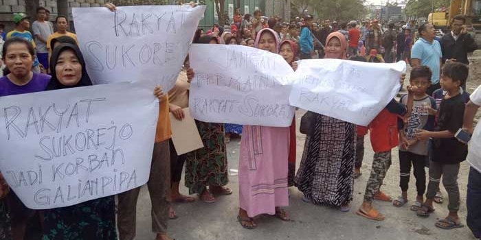 Ratusan warga Desa Sukorejo ketika menggelar demo di lokasi proyek pipa gas.
