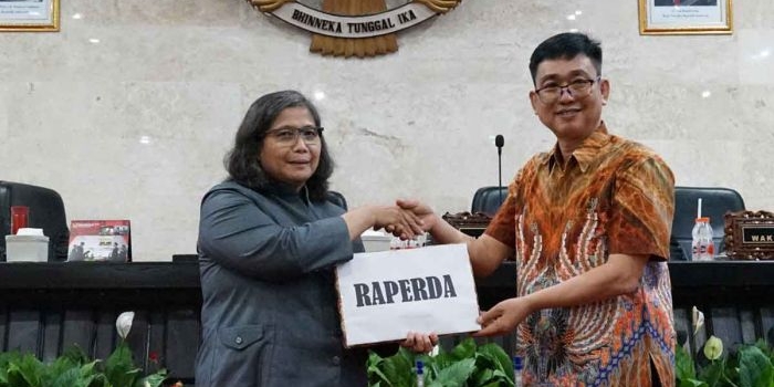 Pj Wali Kota Kediri saat menerima Raperda APBD tahun 2024 dari Wakil Ketua DPRD Kota Kediri. Foto: Ist