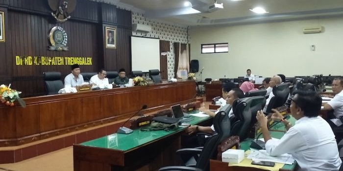 Rakor Komisi II dengan OPD terkait di gedung DPRD Trenggalek