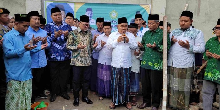 Mendag RI Zulkifli Hasan mengamini doa yang dipimpin Prof Dr KH Asep Saifuddin Chalim, MA, usai peletakan batu pertama pembangunan wisma santri putra Pondok Pesantren Amanatul Ummah 02 Leuwimunding Majalengka Jawa Barat, Ahad (18/6/2023). Foto: MMA/bangsaonline