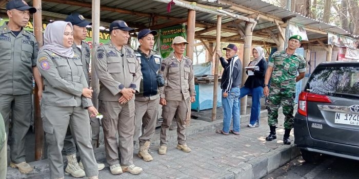 Sejumlah personel Satpol PP Kota Batu berjaga di jalan Sultan Agung. Foto: Adi Wiyono/BANGSAONLINE