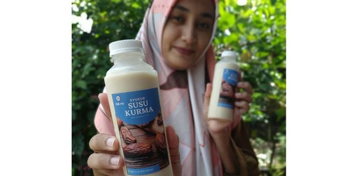 Ninda Alivia saat menunjukkan produk susu kurma. (foto: ist)