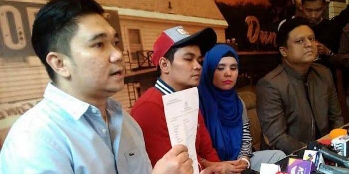 Indra Bekti didampingi sang istri Aldilla Jelita dan kuasa hukumnya memberi keterangan pers. foto: republika