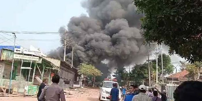 Ledakan yang mengakibatkan kebakaran di Bangkalan.