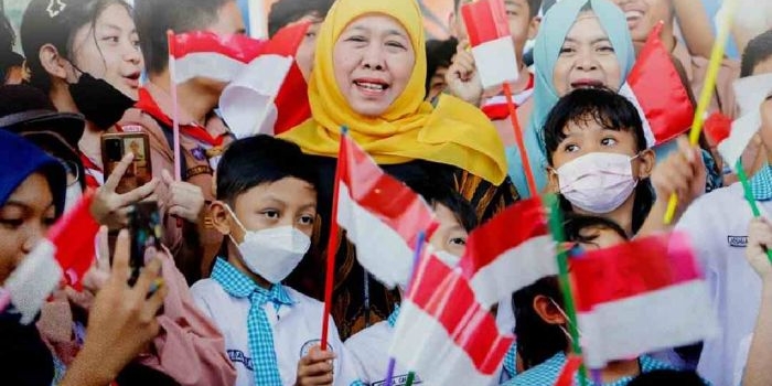 Khofifah Indar Parawansa bersama anak-anak dalam suatu acara. Foto: Pemprov Jatim