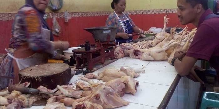 Daging ayam menjadi salah satu komoditi yang mengalami kenaikan di Pasar Sidoharjo.