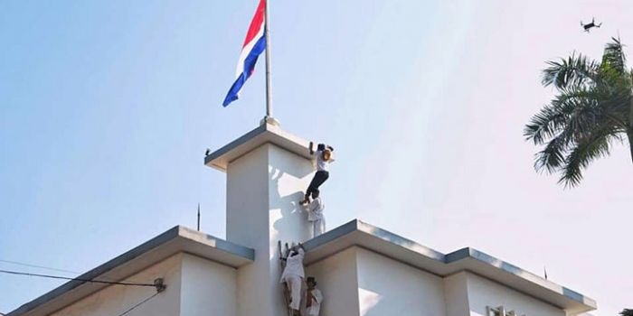 Momen perobekan bendera Belanda (merah-putih-biru) di Hotel Yamato (sekarang Hotel Majapahit).