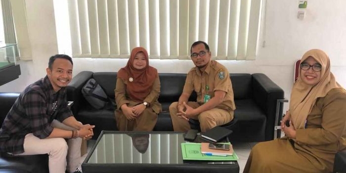 Ir. Dra. Aju Mustika Dewi, MM (kanan, berkacamata), Elmi Sumiyarsono, S.T., M.T (nomor dua dari kanan), dan Anjarwati (kiri tengah) saat diwawancarai Mohammad Sulthon Negara (paling kiri), wartawan BANGSAONLINE di kantor DLH Provinsi Jawa Timur, Senin (29/9/2023). Foto: BANGSAONLINE.