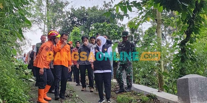 tinjau-longsor-di-trenggalek-gubernur-khofifah-prioritaskan-mitigasi-dan-relokasi-warga