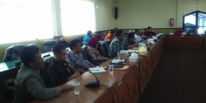 Petani tambak yang wadhul ke Pansus Lumpur Lapindo. foto: Nanang/Harian Bangsa
