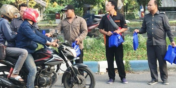 SAMBIL SOSIALISASI: Sejumlah pegawai Kanwil DJP Jatim II saat bagi-bagi takjil, Rabu (15/5). foto: ist