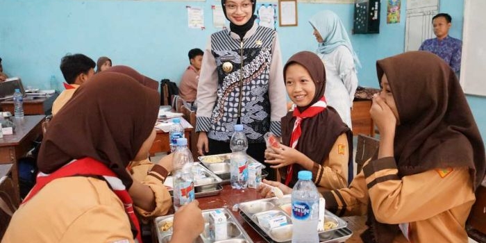 walkot-vinanda-tinjau-mbg-di-smp-negeri-8-kota-kediri