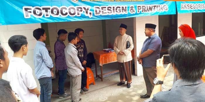 Gus Solah (bersarung) didampingi Gus Pur saat meninjau salah satu stand di Pujasera.