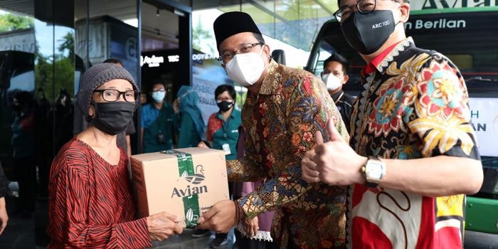 SIMBOLIS: Bupati Ahmad Muhdlor menyerahkan sembako bantuan dari PT Avian, Kamis (16/9/2021). foto: ist.