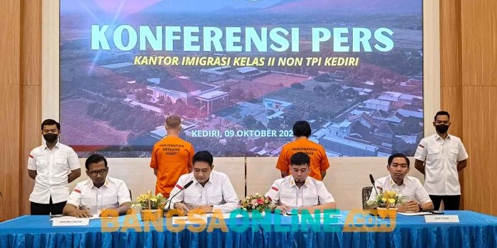 Kasi Inteldakim Imigrasi Kediri, Adrian Nugroho (nomor 2 dari kiri) saat menggelar konferensi pers. Foto: MUJI HARJITA/BANGSAONLINE