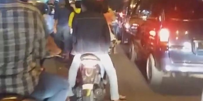 Suasana parkir di Alun-alun Pasuruan Kota yang sampai membeludak di pinggir jalan.
