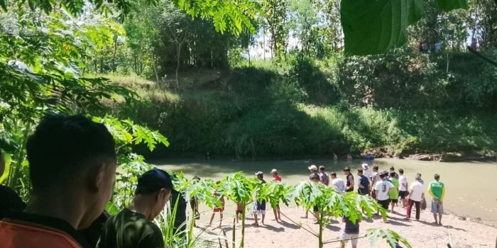 Kerumunan warga di TKP bocah yenggelam