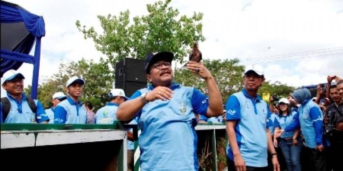 Gubernur Soekarwo saat melepas merpati, saat Pencanangan Puncak Peringatan Hari Lingkungan Hidup Sedunia Provinsi Jawa Timur Tahun 2014 di Pantai Kenjeran Surabaya, kemarin (25/6). Foto:nisa/BANGSAONLINE