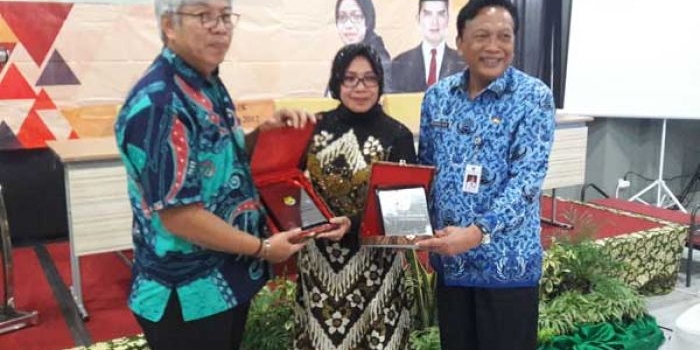 Anggota DPR RI Eni Maulani. S diapit Bupati Sambari dan Dirjen P. Minerba Kementerian ESDM Bambang Gatot Naryono saat acara diskusi pertambangan di Hotel Saptanawa, Gresik. foto: SYUHUD/ BANGSAONLINE