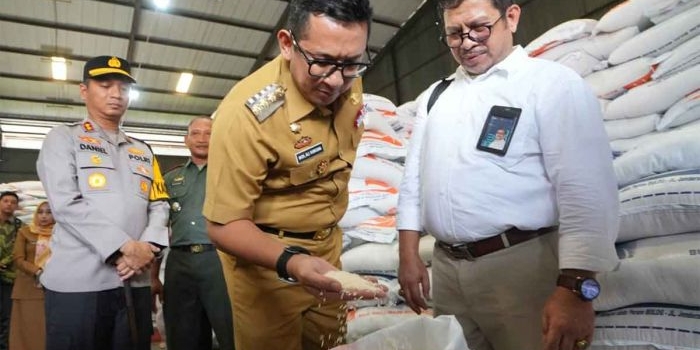 Pj Wali Kota Mojokerto, Moh. Ali Kuncoro, saat meninjau gudang beras.