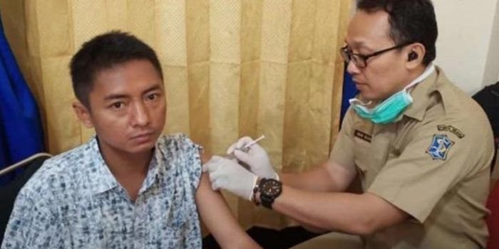 Zainal Ibad saat diberikan vaksin influenza oleh petugas medis. foto: ist