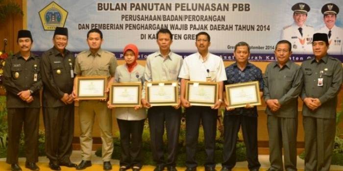 PENGHARGAAN – Bupati Gresik Sambari Halim Radianto dan Wabup Gresik HM Qosim foto bersama para pembayar PBB terbesar, Rabu (3/9/2014). Foto : syuhud/BangsaOnline