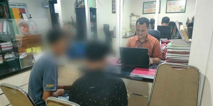 Petugas saat menginterogasi penganiaya santri di Malang.