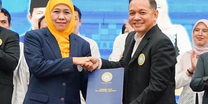 lantik-pw-ika-unair-kepri-khofifah-sampaikan-3-hal-penting-untuk-alumni