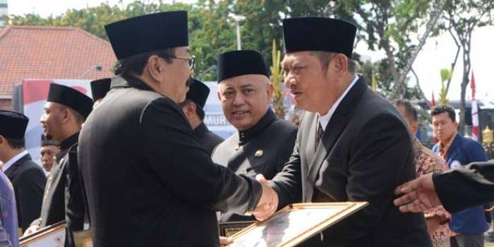 Bupati Sidoarjo H Saiful Ilah menerima penghargaan Kabupaten Sehat yang diserahkan Gubernur Jatim Dr Soekarwo, di Gedung Negara Grahadi, Surabaya, Rabu (12/10). foto istimewa